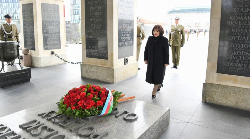 sahibe-qafarova-varshavada-namelum-esger-abidesini-ziyaret-edib