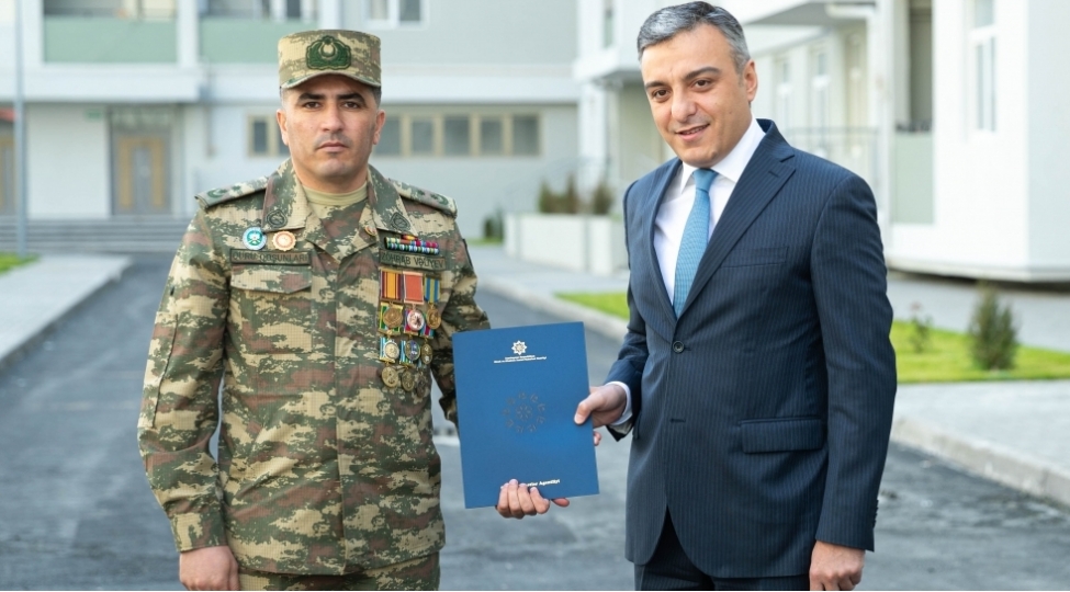 shehid-aileleri-ve-muharibe-ile-elaqedar-elilliyi-olanlara-daha-100-menzil-ve-ferdi-ev-verilib-foto