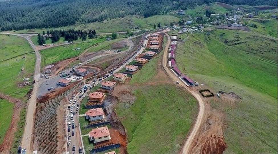 turkiyede-dehshetli-zelzeleden-zererchekmishlere-ilk-evler-bu-gun-tehvil-verilir