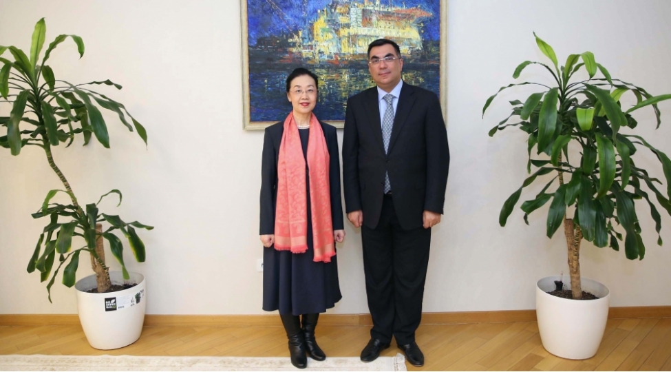 chinin-azerbaycandaki-sefiri-socar-in-baki-ali-neft-mektebindefoto