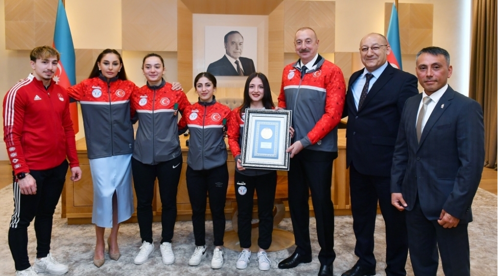 prezident-ilham-eliyev-ve-birinci-xanim-mehriban-eliyeva-turkiye-idmanchilari-ile-gorushubler-yenilenib