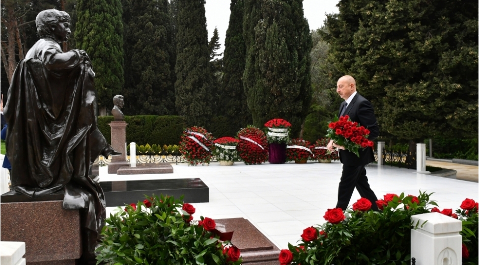 prezident-ilham-eliyev-akademik-zerife-xanim-eliyevanin-mezarini-ziyaret-edib