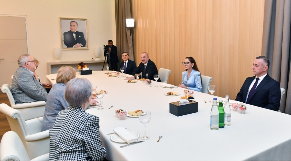 prezident-ve-birinci-xanim-akademik-zerife-eliyeva-ile-bir-dovrde-chalishmish-oftalmoloqlarla-sohbet-edibler