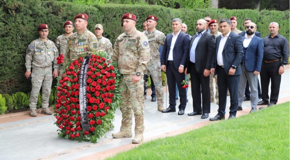 xususi-teyinatli-qaziler-umummilli-liderin-ve-akademik-zerife-eliyevanin-mezarlarini-ziyaret-edibler