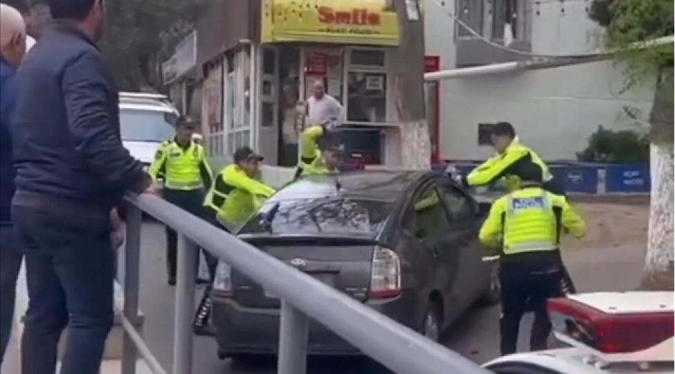 priusu-polislerin-uzerine-suren-shexse-bu-maddelerle-cinayet-ishi-achildi-video