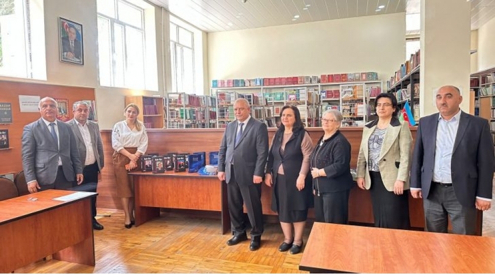 sumqayit-dovlet-universitetinin-professoru-shefa-eliyev-elmi-kitabxanaya-100-kitab-hediyye-edib-foto