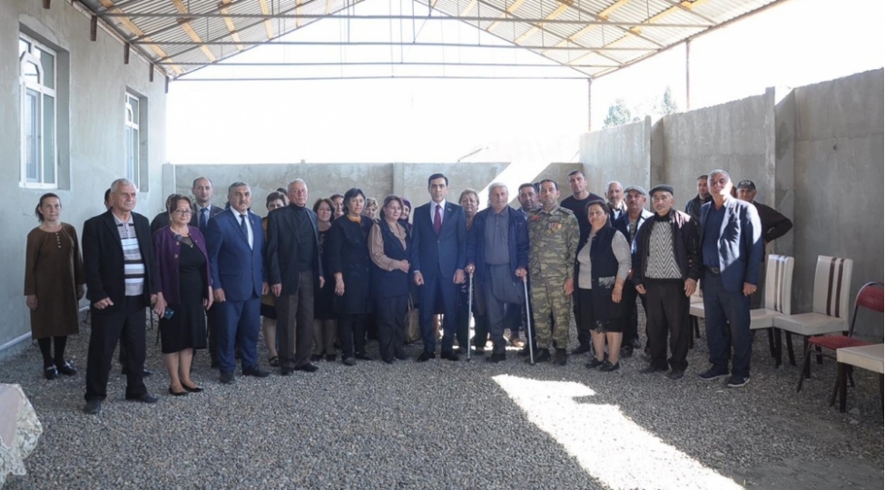 milli-meclisin-deputati-kendlerde-sakinleri-qebul-edib