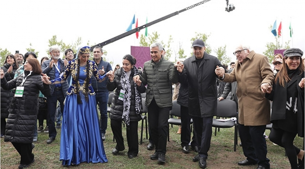 resmiler-ve-senetchiler-cidir-duzunde-reqs-etdi-foto