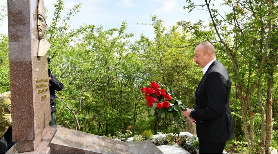 prezident-ilham-eliyev-cidir-duzunde-mir-mohsun-nevvab-qarabaginin-mezarini-ziyaret-edib-foto