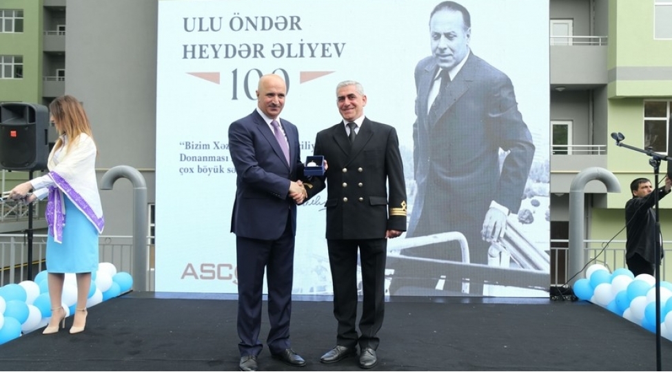 prezident-ilham-eliyevin-tapshirigi-ile-denizchiler-uchun-tikilen-yashayish-kompleksi-tehvil-verilib-foto