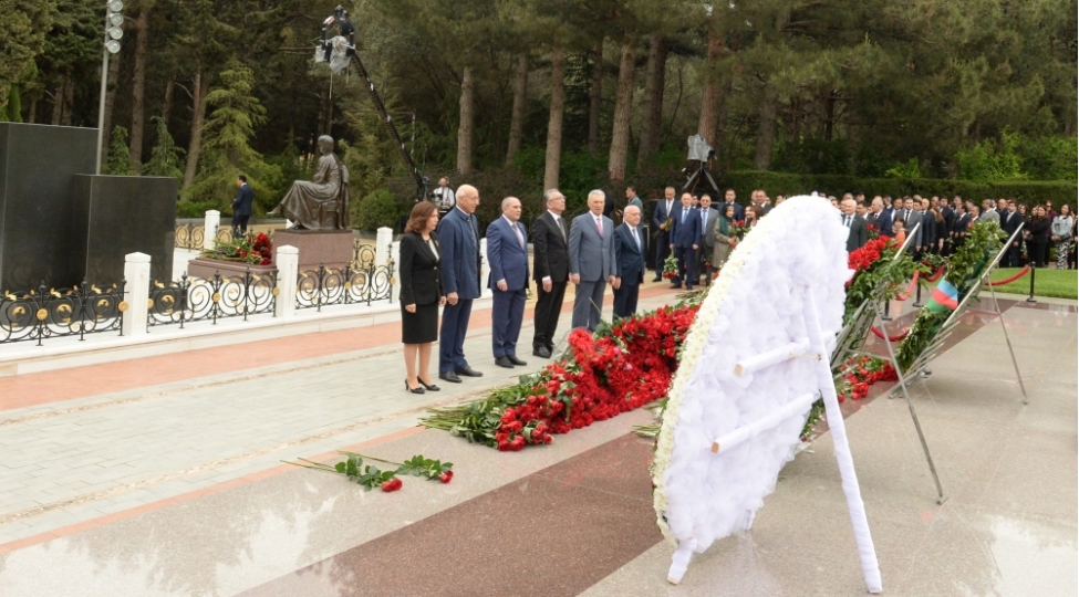 yeni-azerbaycan-partiyasinin-numayendeleri-ulu-onder-heyder-eliyevin-mezarini-ziyaret-edibler-foto