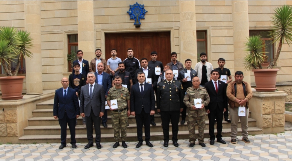 yevlaxda-veten-muharibesi-qazilerine-ve-veteranlarina-medallar-teqdim-edilib-foto