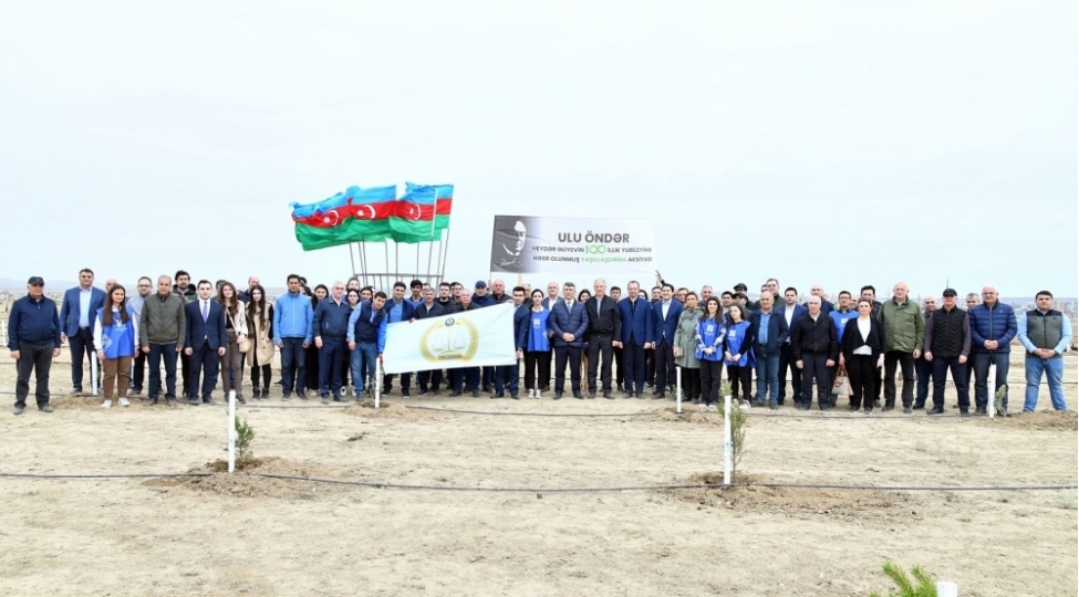 ali-mehkeme-ulu-onder-heyder-eliyevin-100-illik-yubileyi-munasibetile-agacekme-aksiyasi-kechirib
