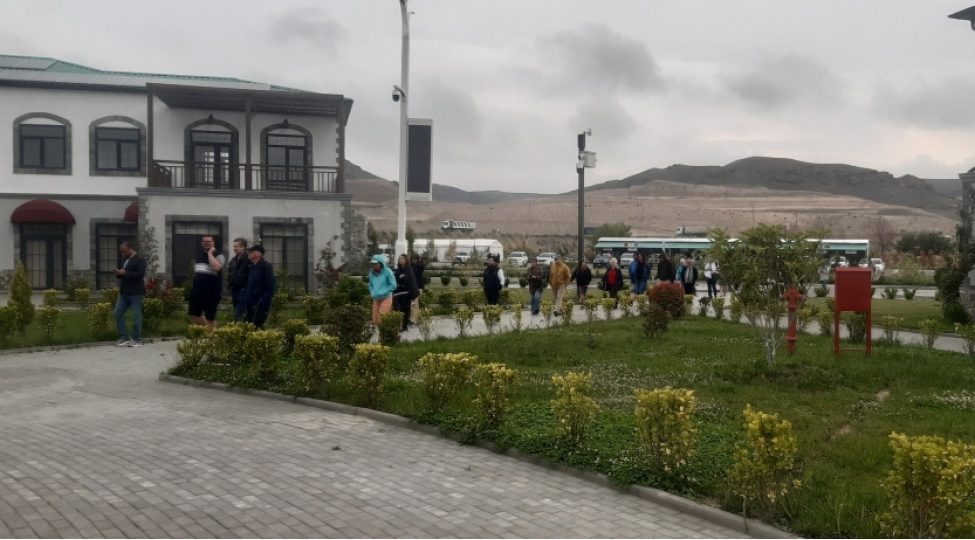 isvechli-seyyahlar-agali-kendine-gelib