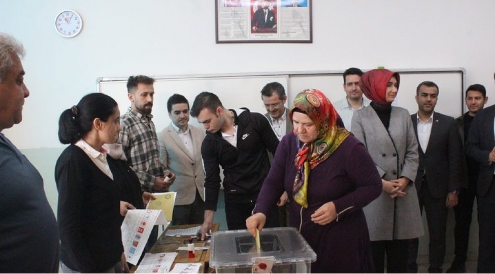 turkiyede-sechki-menteqelerinde-izdiham-mushahide-olunur-fotolar