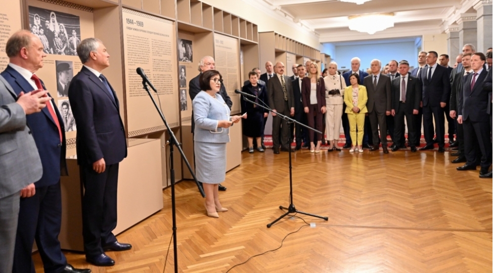 sahibe-qafarova-rusiya-dovlet-dumasinda-ulu-onder-heyder-eliyevin-100-illiyine-hesr-olunmush-sergide-chixish-edib-foto