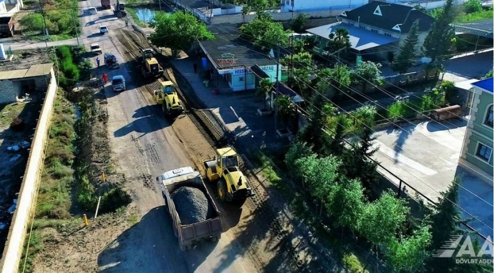 bu-rayonda-yashayish-menteqelerinin-yollari-yeniden-qurulur-videofoto