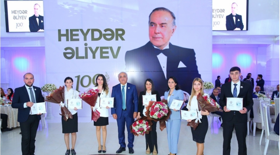ulu-onderin-ebediyashar-ideyalari-azerbaycana-qelebeler-bexsh-edir-foto