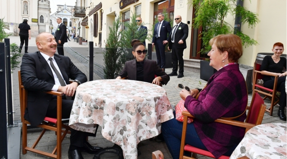 prezident-ilham-eliyev-ve-mehriban-eliyeva-vilnus-qedim-sheherini-gezibler-2