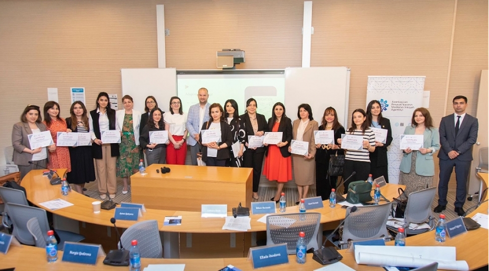 media-savadliligi-ve-dezinformasiya-ile-mubarize-movzusunda-kechilen-telim-proqrami-yekunlashib-foto