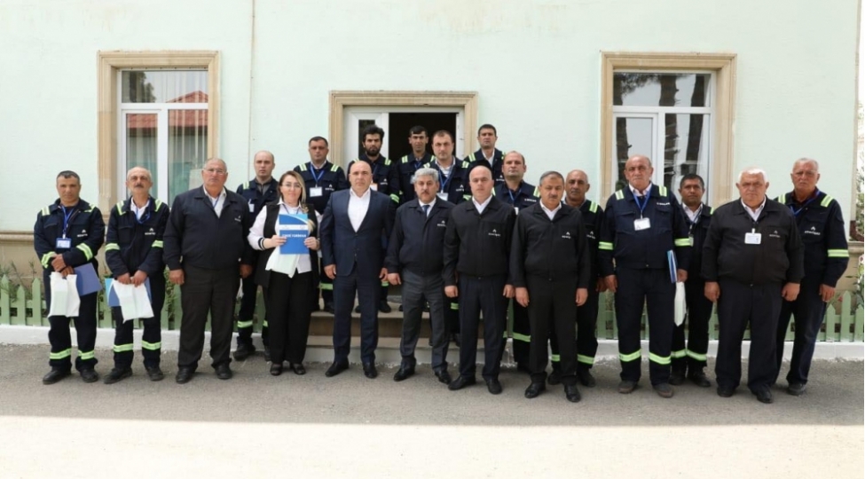 azeriqazin-14-emekdashina-fexri-fermanlar-ve-hediyyeler-verilib