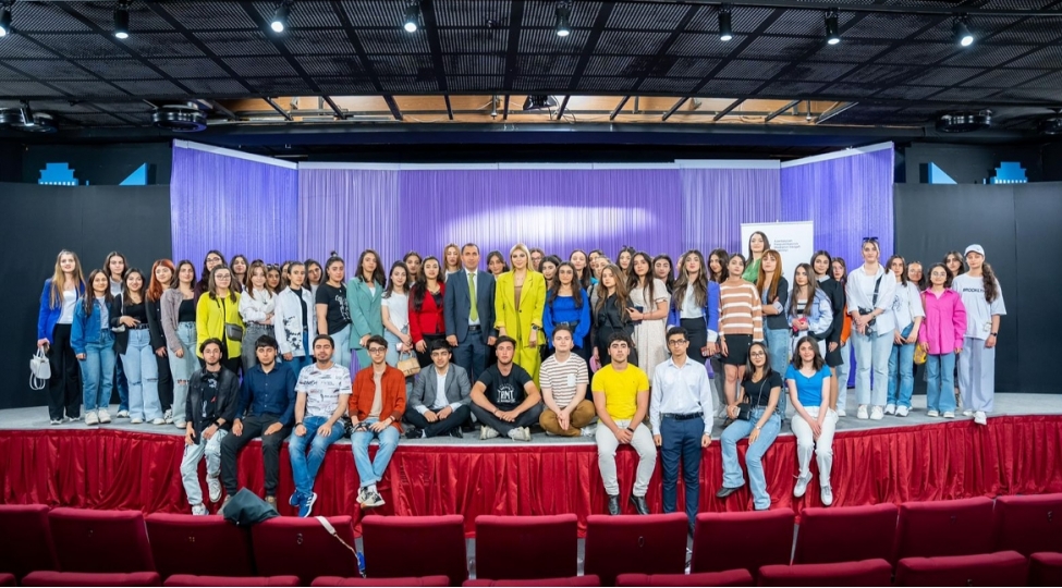 medialab-layihesi-cherchivesinde-50-den-chox-genc-uchun-shebekeleshme-tedbiri-kechirilib-foto