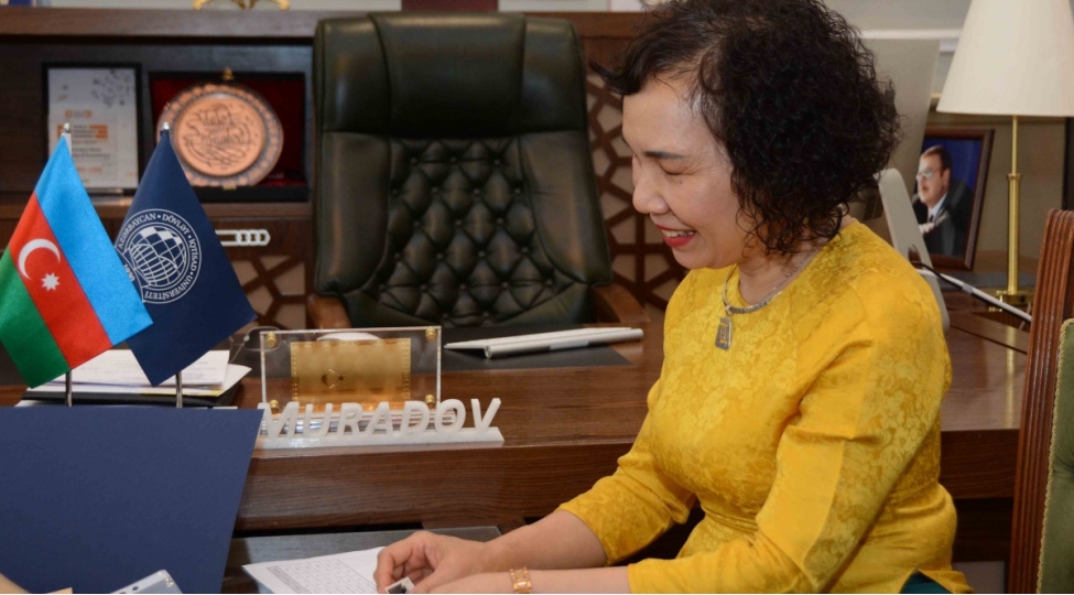 unec-in-vyetnamdan-olan-mezunu-36-il-sonra-universitetde-olub-foto