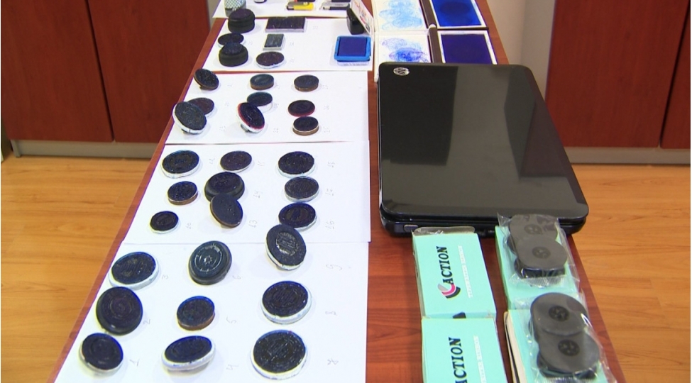 torpaq-sahelerinin-dovlet-qeydiyyatina-alinmasi-ile-uchun-saxta-senedler-hazirlayan-shexs-tutulub-video