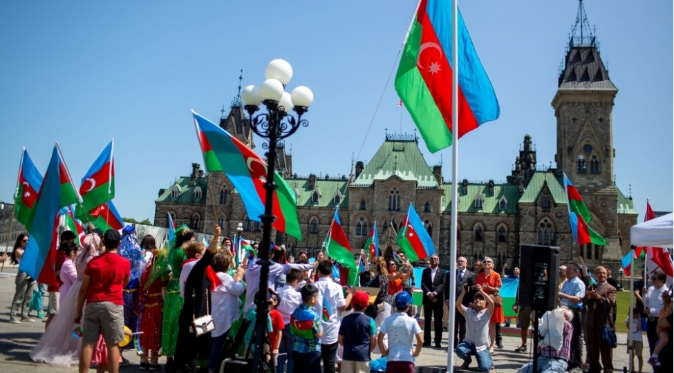 kanada-parlamentinin-onunde-azerbaycan-bayragi-qaldirilib