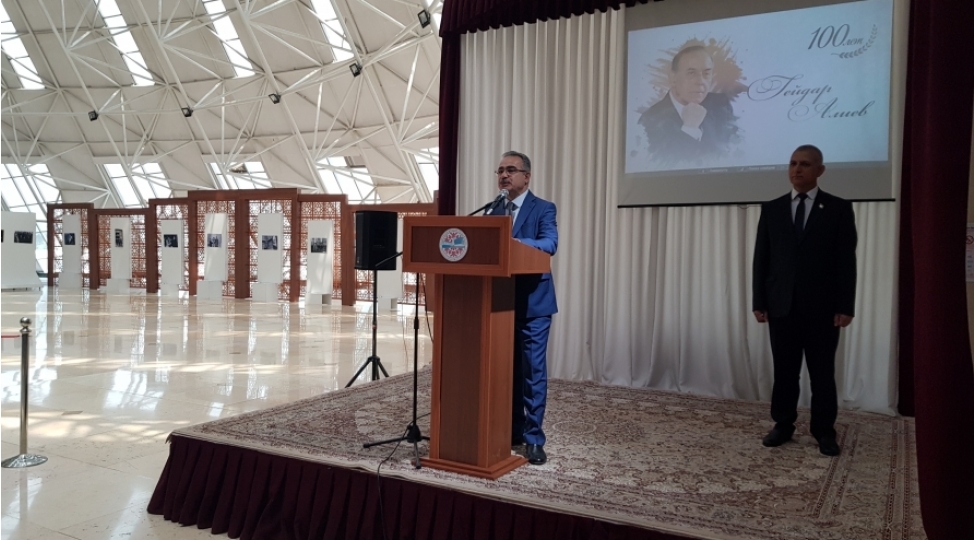 tacikistan-milli-muzeyinde-heyder-eliyeve-hesr-olunan-fotosergi-teshkil-edilib