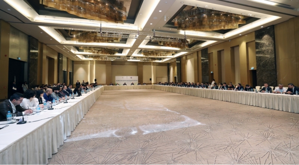 yashil-enerji-ve-temiz-etraf-muhit-movzusunda-ictimai-muzakire-teshkil-olunub-foto
