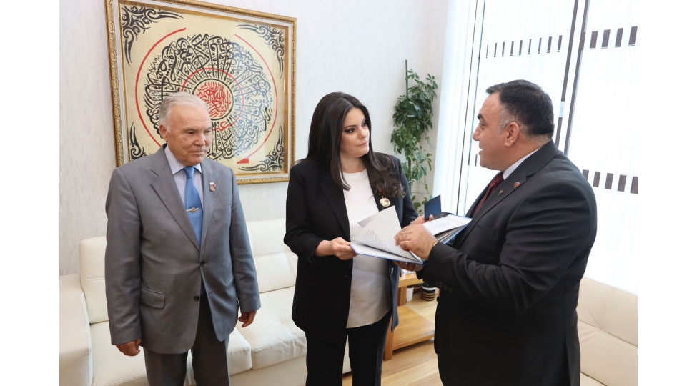 emin-hesenliak-partiyanin-sedr-muavini-ile-gorushub-foto