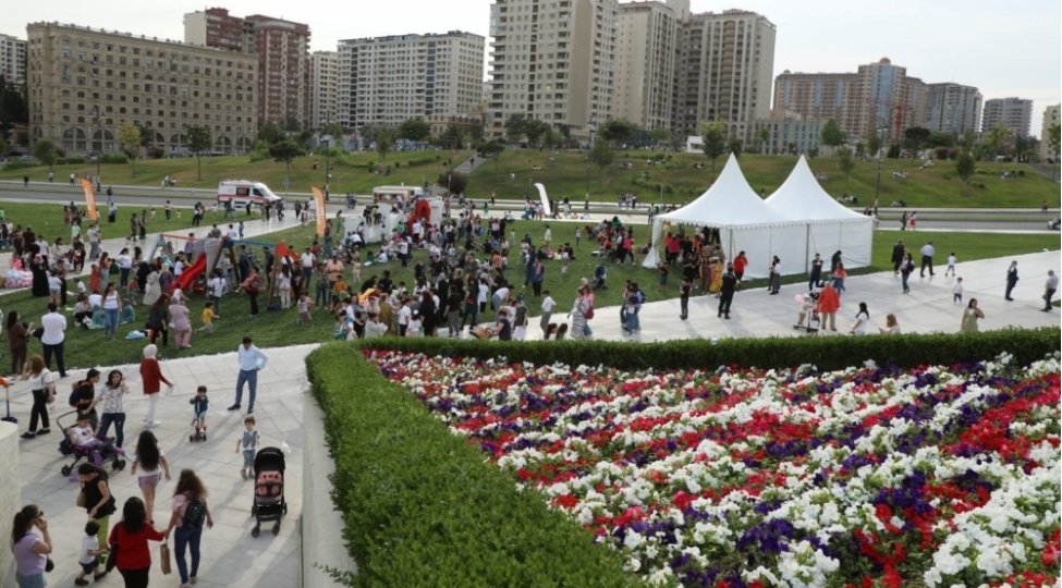 heyder-eliyev-merkezinin-parkinda-ushaq-festivali-teshkil-olunub-foto