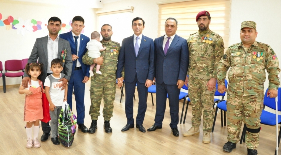 deputat-ve-icra-bashchisi-shehid-ve-qazi-ovladlarini-tebrik-edib-foto