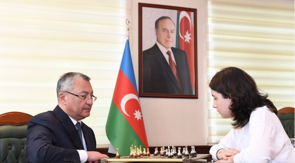 dovlet-komitesinin-sedri-mektebli-ile-shahmat-oynayib-foto