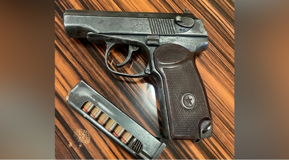 bakida-silahli-shexs-tutulub-video