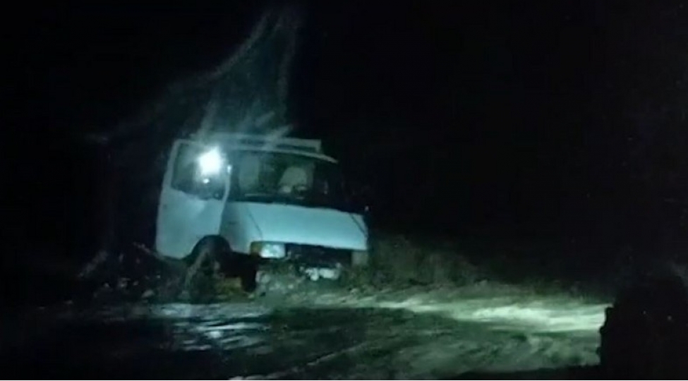 qaxda-chayda-avtomobil-batib-surucu-xilas-edilib