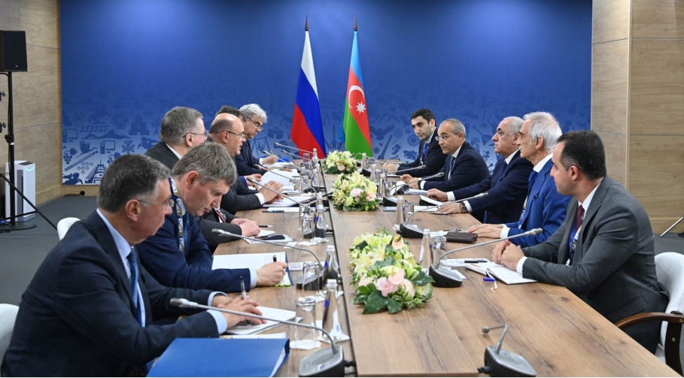 eli-esedov-sochide-rusiya-hokumetinin-sedri-mixail-mishustinle-gorushub