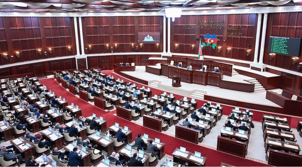 mm-mehkeme-huquq-shurasinin-sedrinin-yalniz-hakim-uzvleri-sirasindan-sechilmesine-dair-layiheni-tesdiqleyib