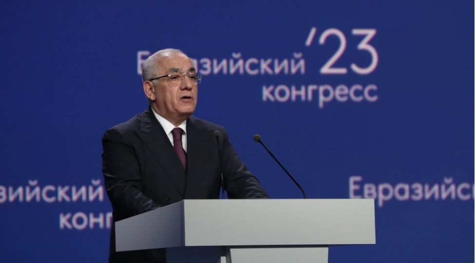 eli-esedov-hokumet-ehalini-zeruri-erzaq-mehsullari-ile-temin-etmeye-nail-olub