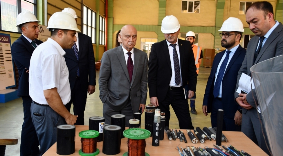 afez-selahiyyetli-qurumunun-idare-heyetinin-sedri-sumqayit-kimya-senaye-parkinin-fealiyyeti-ile-tanish-olub-foto