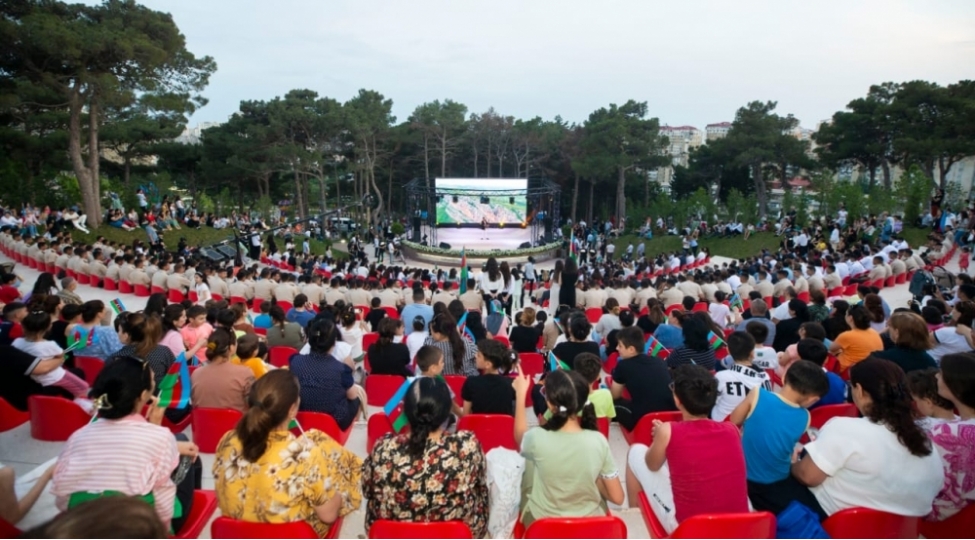 xetai-rayonunda-mohteshem-konsert-proqrami-ve-ateshfeshanliq-teshkil-olunub-foto
