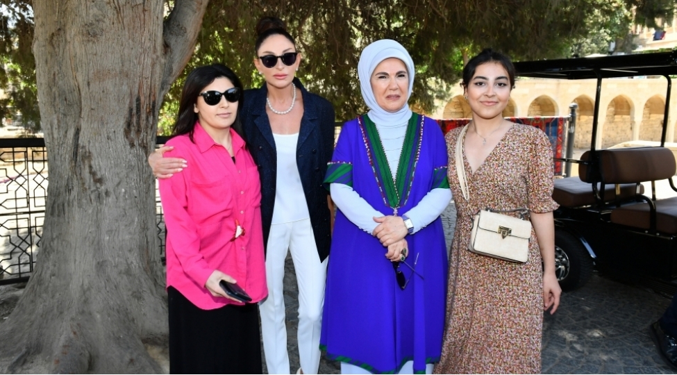 mehriban-eliyeva-ve-emine-erdogan-baki-sakinleri-ile-foto