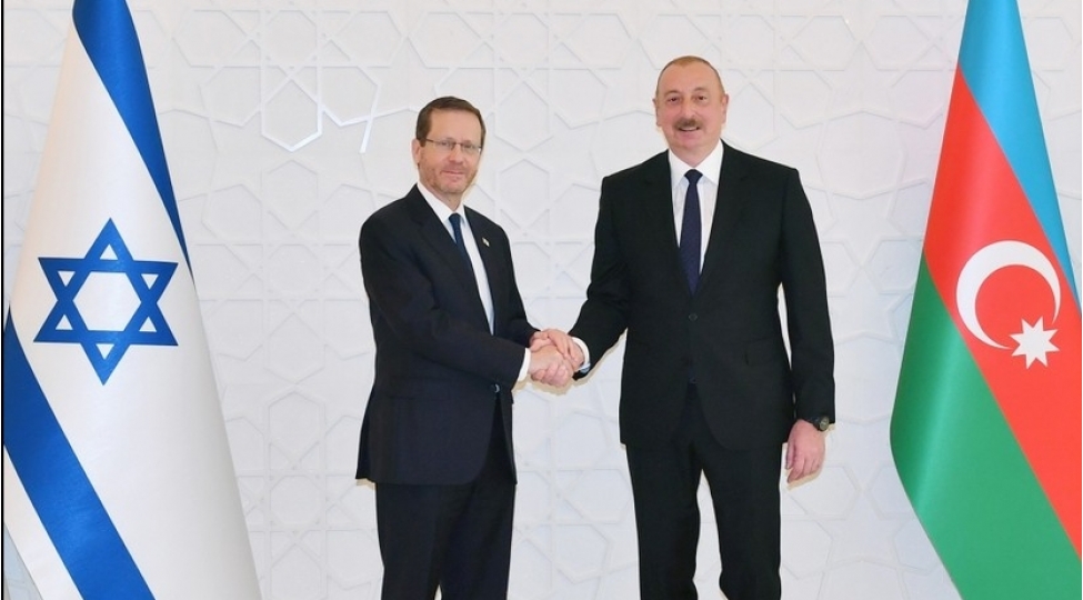 ilham-eliyevin-israil-prezidentine-hediyye-etdiyi-xalcha-onun-ish-otagini-bezeyir