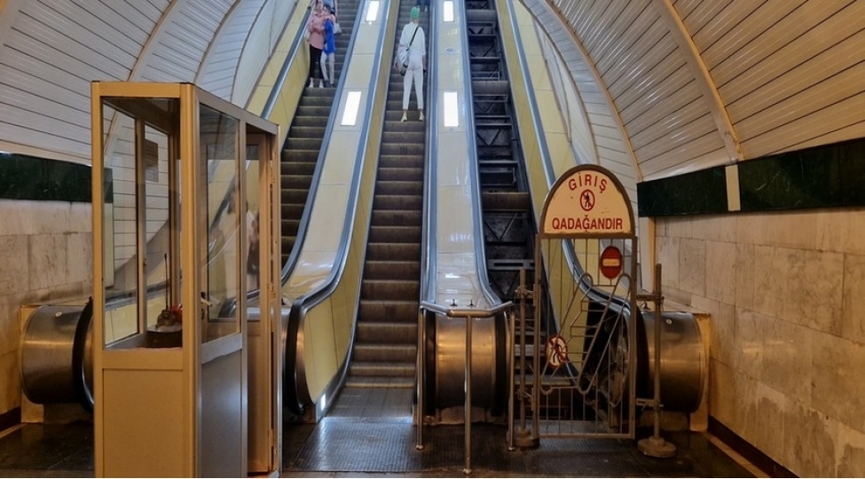 baki-metrosunun-28-may-stansiyasinda-eskalatorlarin-temirine-bashlanilib-foto
