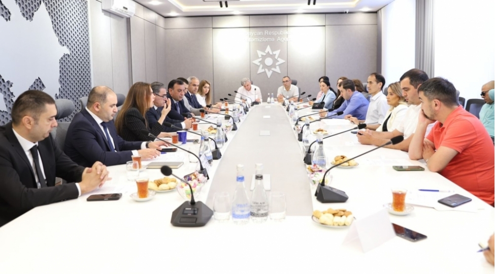 anama-da-media-numayendeleri-ile-deyirmi-masa-kechirilib-foto