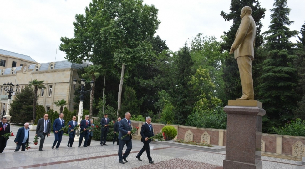 muasir-azerbaycan-heyder-eliyevin-ideyalarinin-tentenesidir-foto