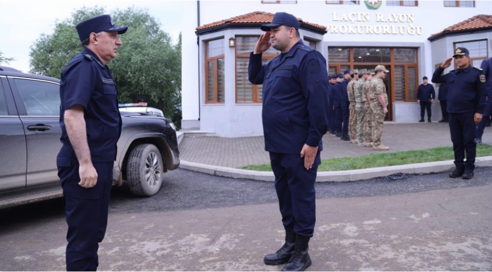 prokurorluq-orqanlarinin-emekdashlari-ilk-defe-yeni-sehra-geyim-formasindan-lachinda-istifade-edib-foto