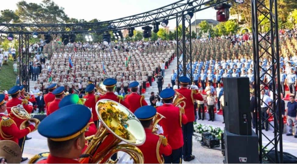 xetai-rayonunda-silahli-quvveler-gunune-hesr-olunmush-konsert-proqrami-teshkil-olunub-videofoto