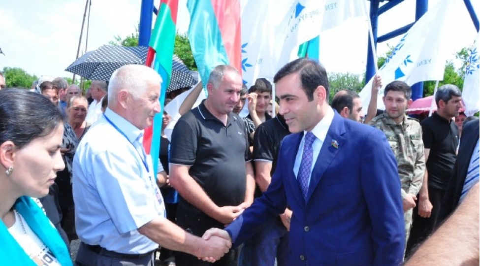 goranboyun-faxrali-kendinde-200-aile-uchun-su-chekilib-foto
